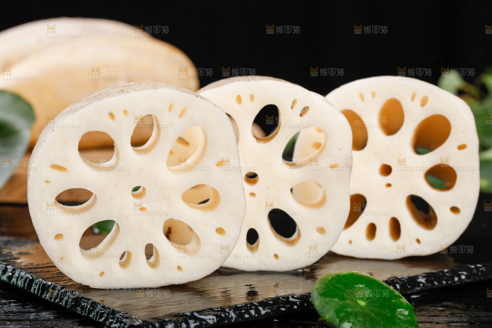 黑底上的切开的白莲藕