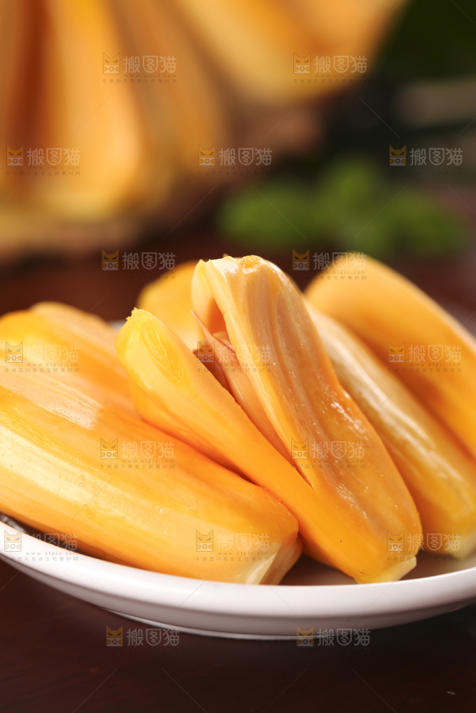 盘子里装着红心菠萝蜜