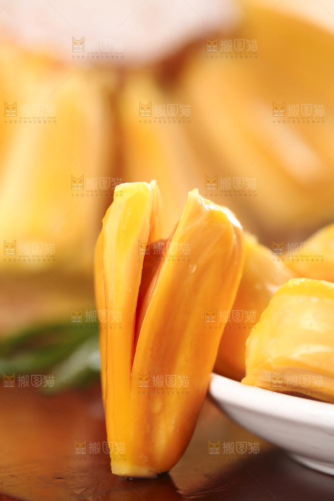 盘子里装着红心菠萝蜜