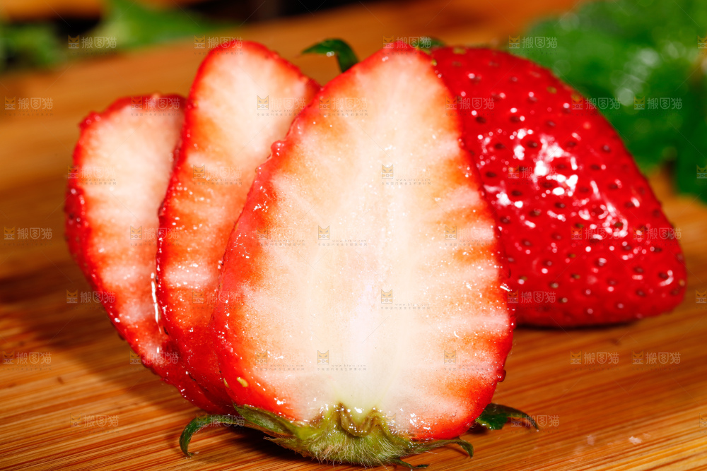木板上放着牛奶草莓