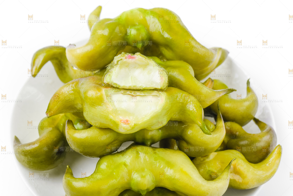 盘子里装着新鲜菱角