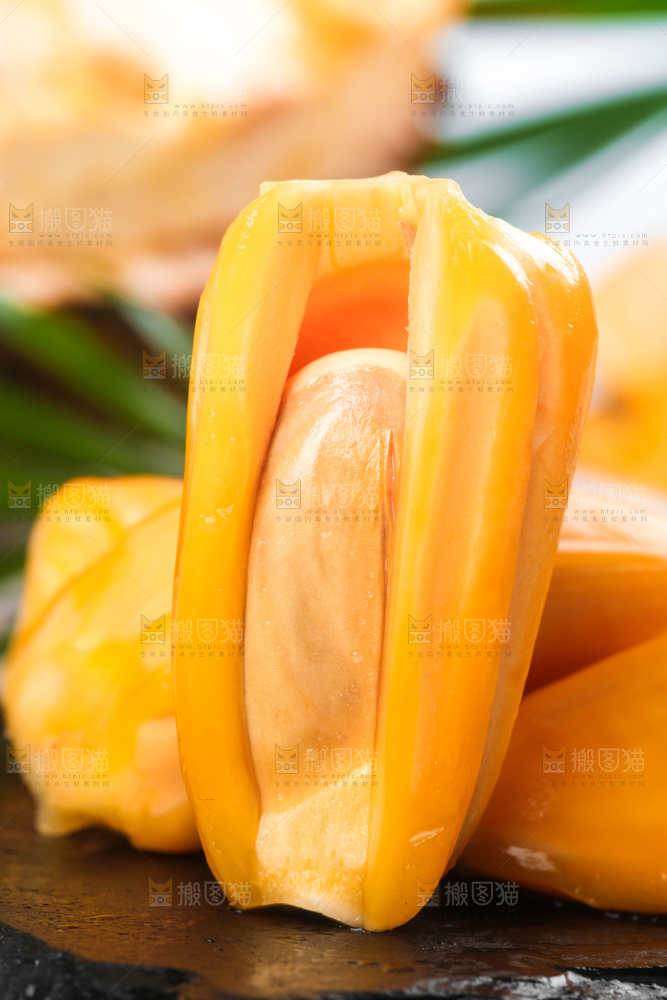 黑石板上的越南红心菠萝蜜