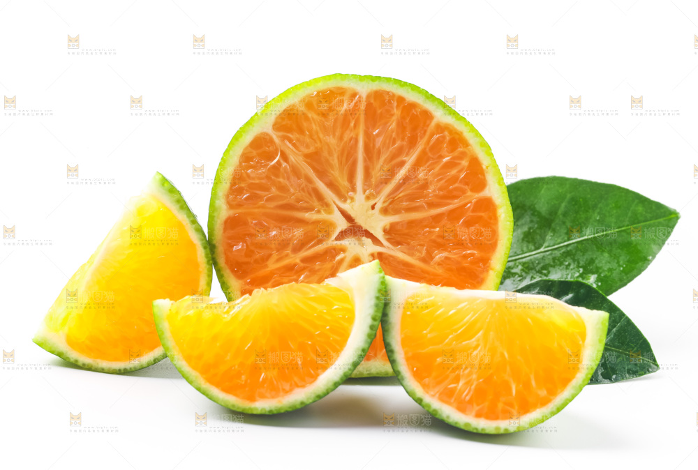 白底上的新鲜蜜橘