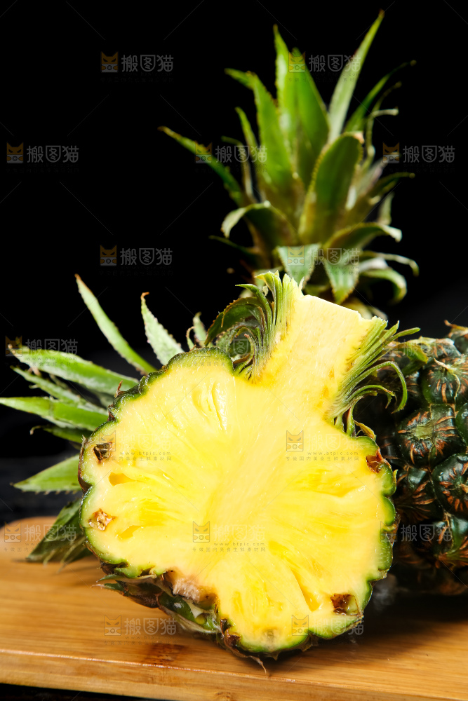 木底上的泰国小菠萝