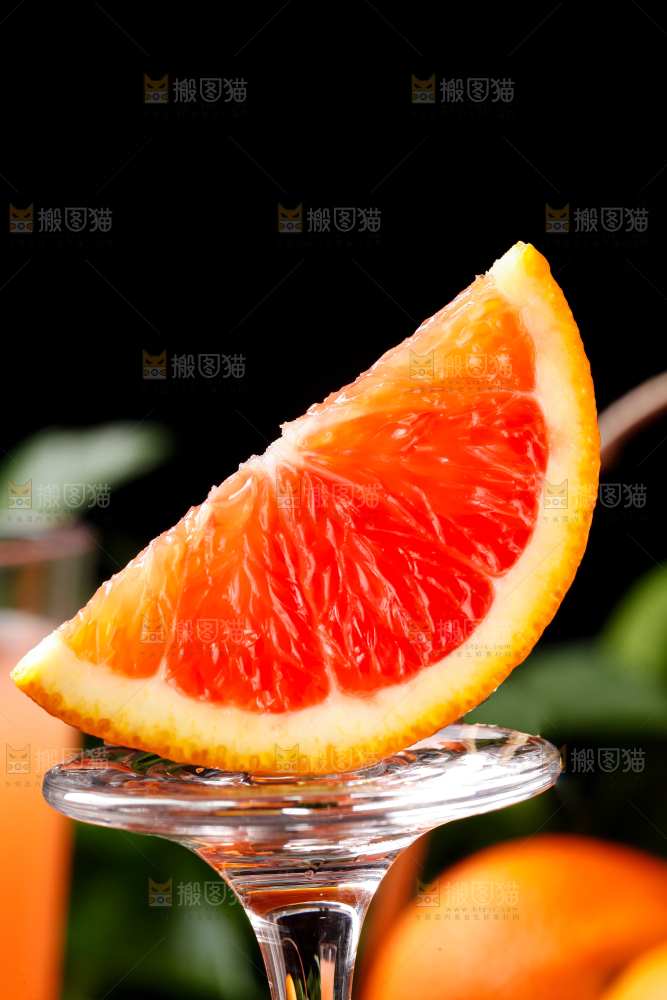 深底上的新鲜橙子