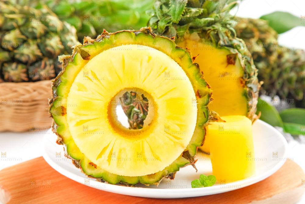 盘子里的泰国香水小菠萝