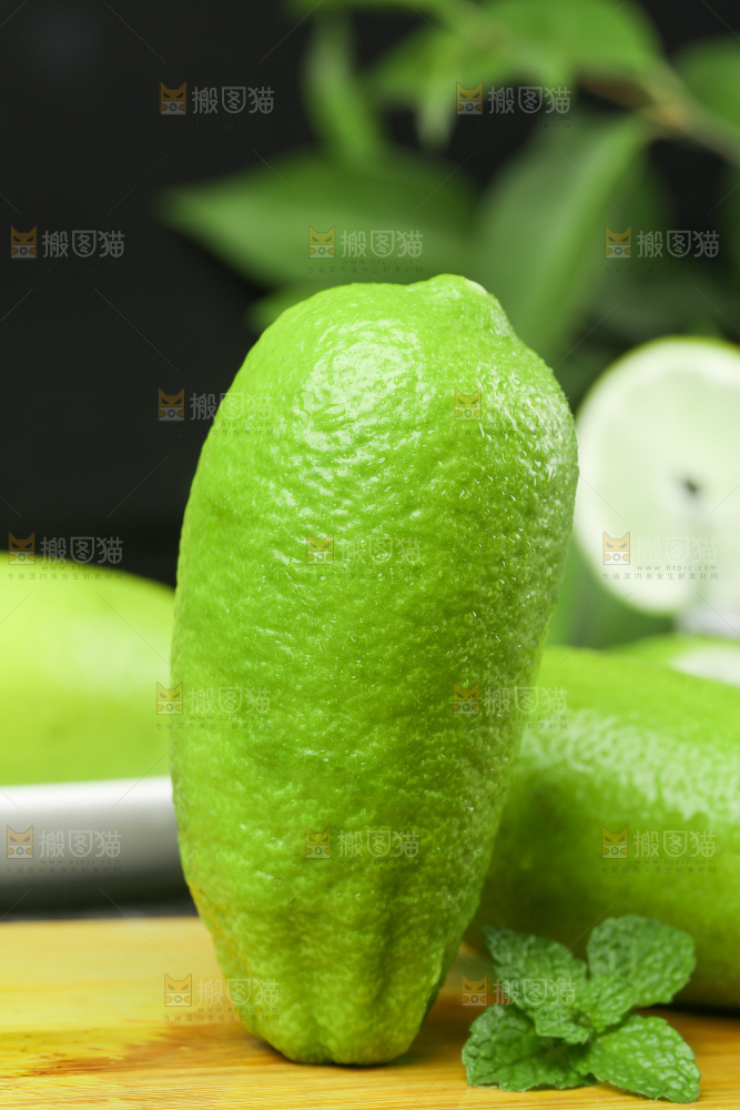 木板上放着香水柠檬