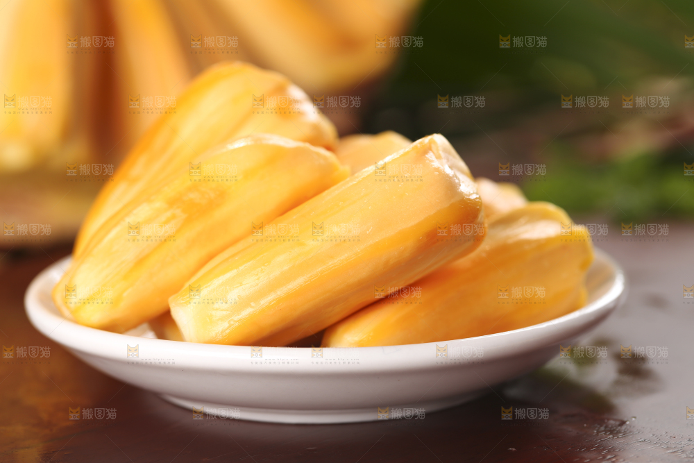盘子里装着红心菠萝蜜