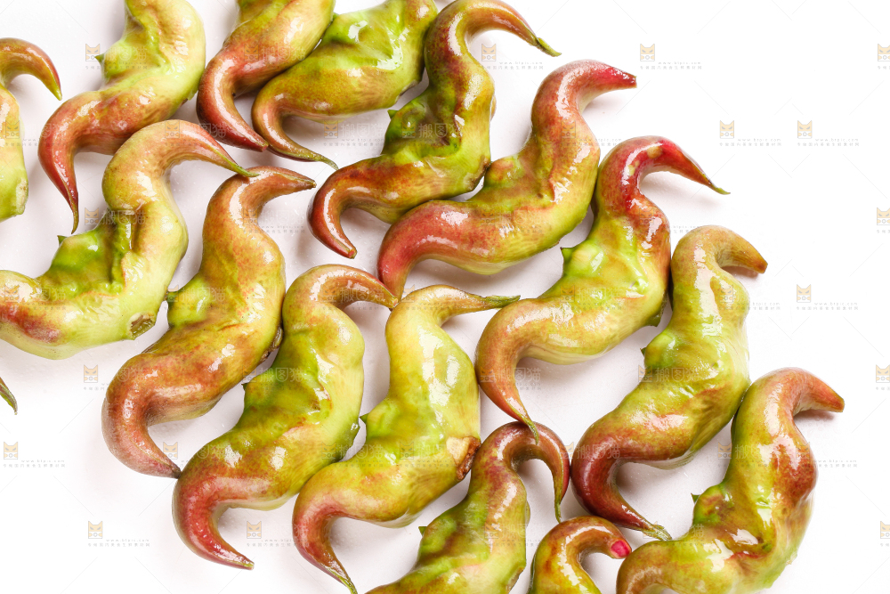 浅底上放着洪湖菱角