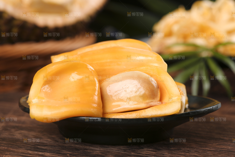 木板上放着红肉菠萝蜜
