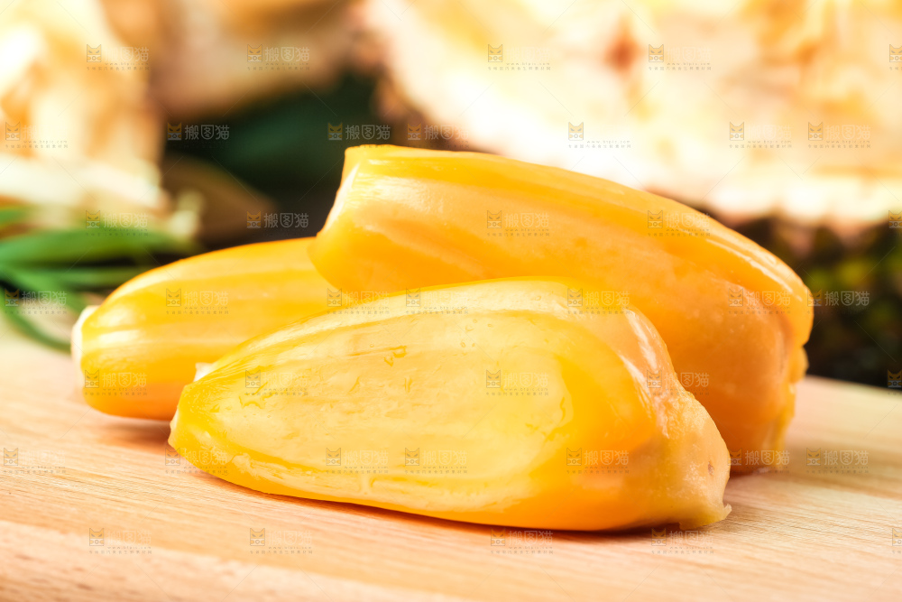 木板上放着红肉菠萝蜜