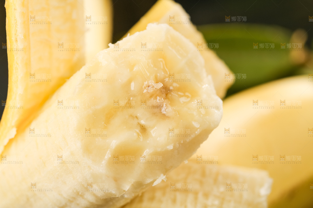 浅底上的黄皮香蕉