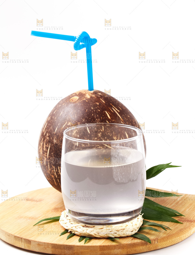 杯子里装着椰子汁