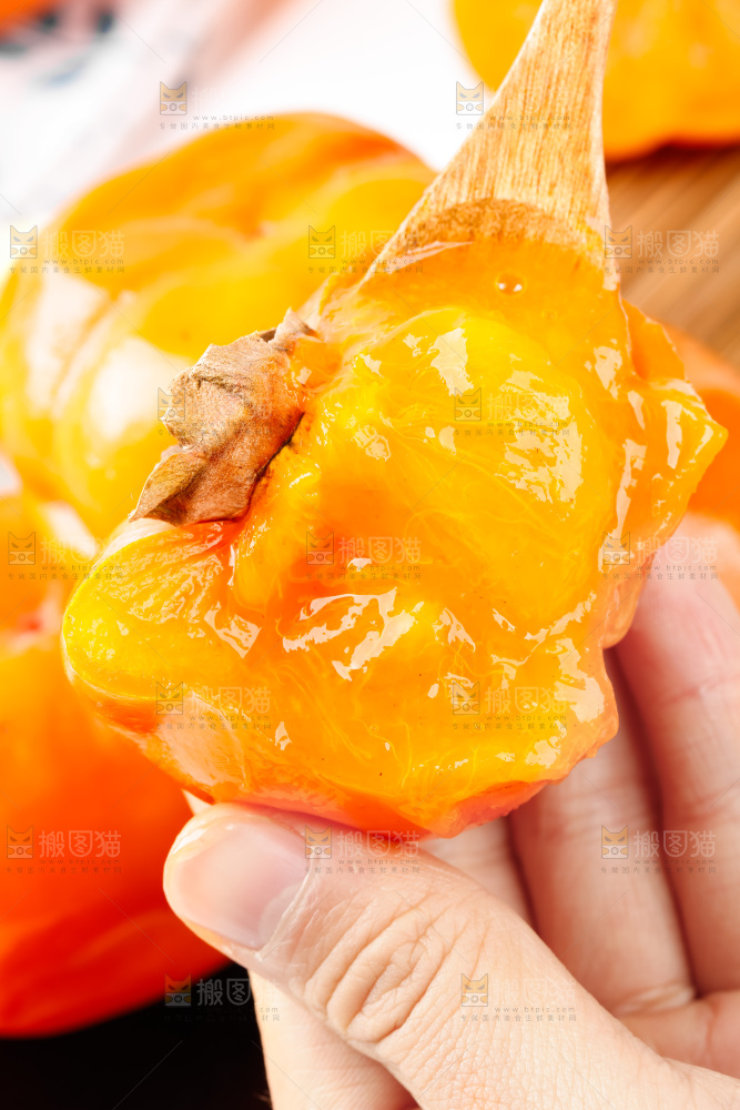 手里拿着新鲜柿子