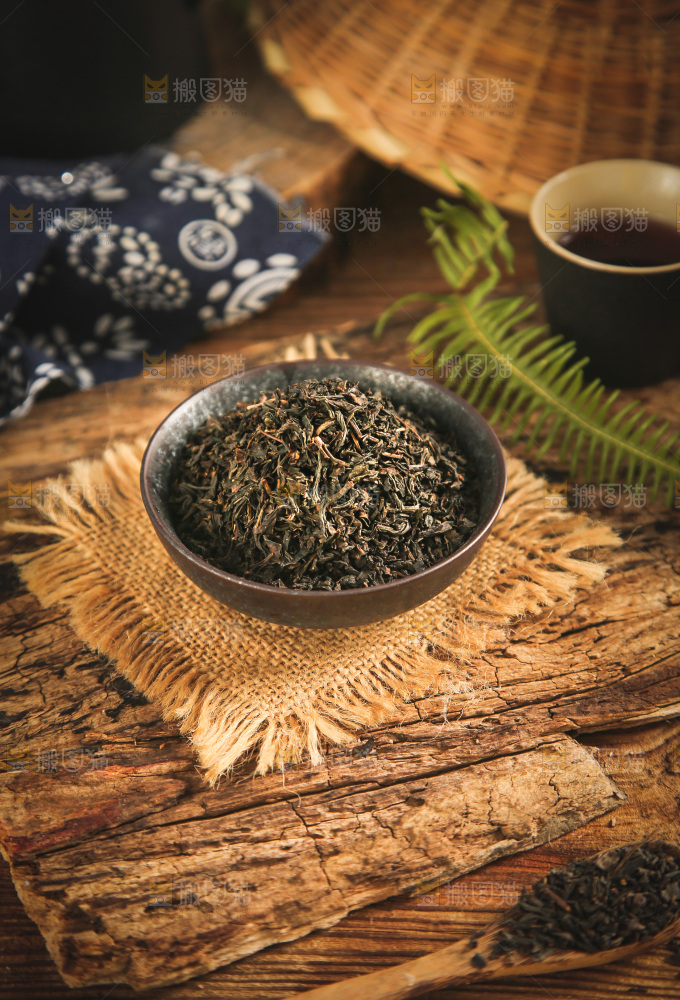 碟子里装着茶叶