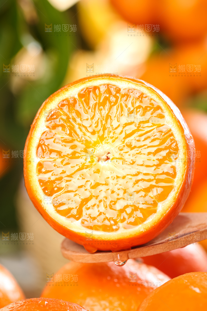 勺子上放着砂糖橘