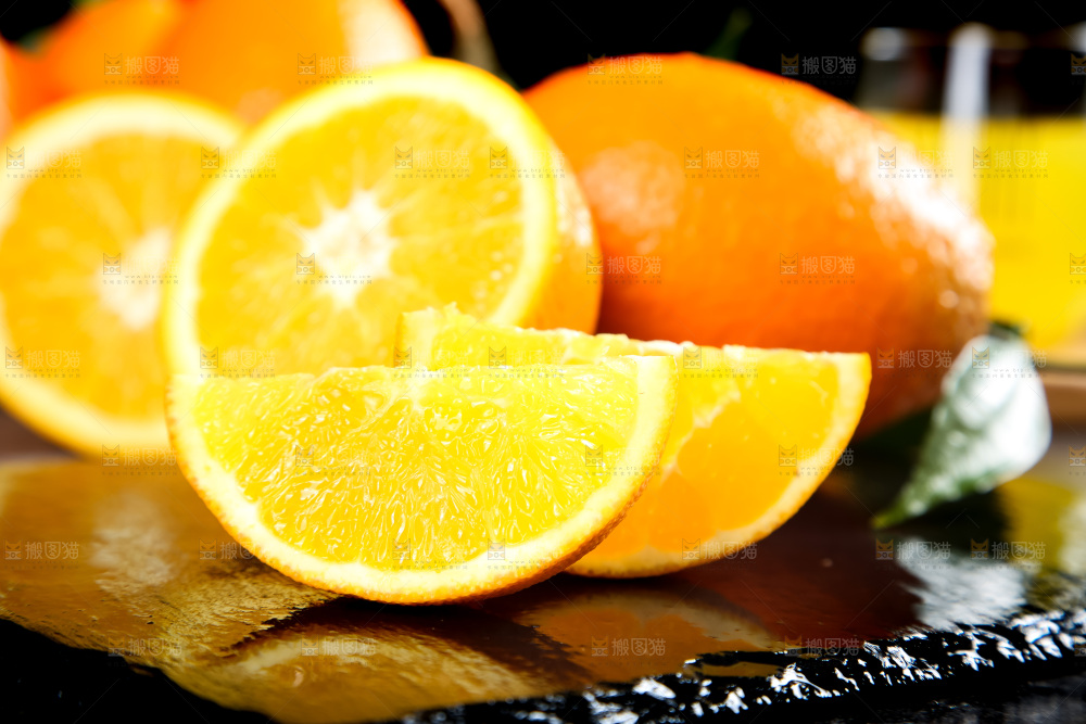 黑石板上放着脐橙