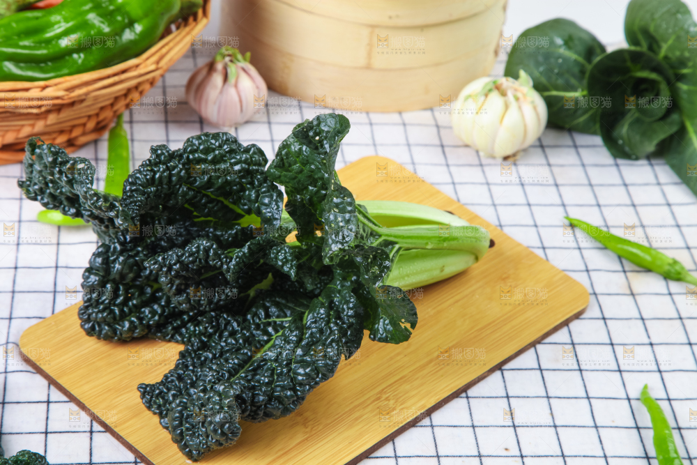 木板上放着泡泡青