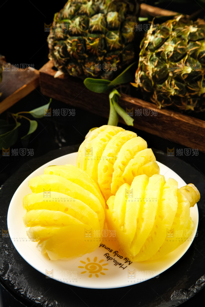 盘子里的新鲜小菠萝