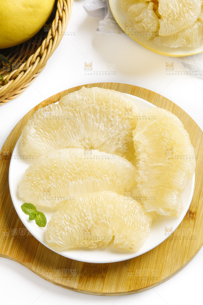 盘子里装着平和白心蜜柚