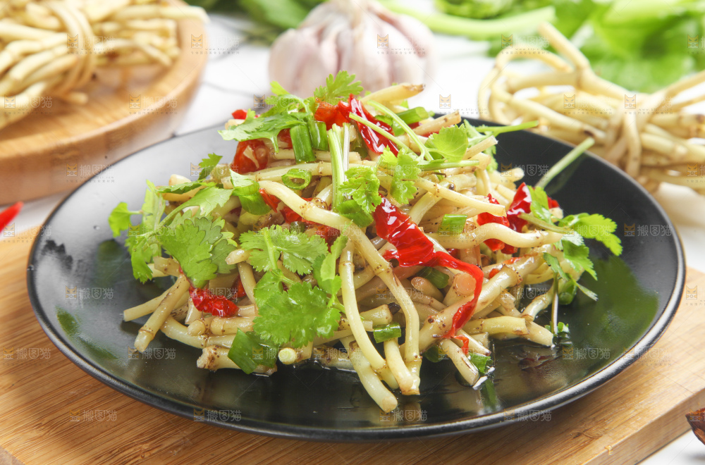 盘子里装着炒鱼腥草