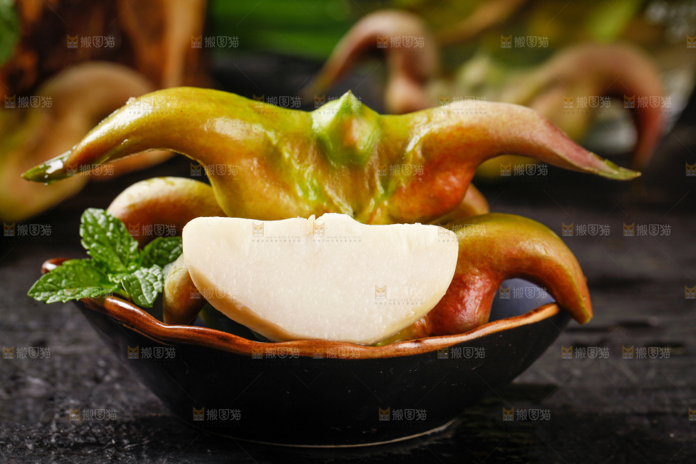 盘子里的红青菱