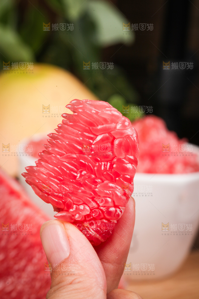 深底上放着红心蜜柚
