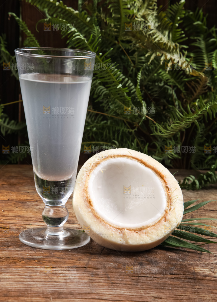 杯子里装着椰子汁