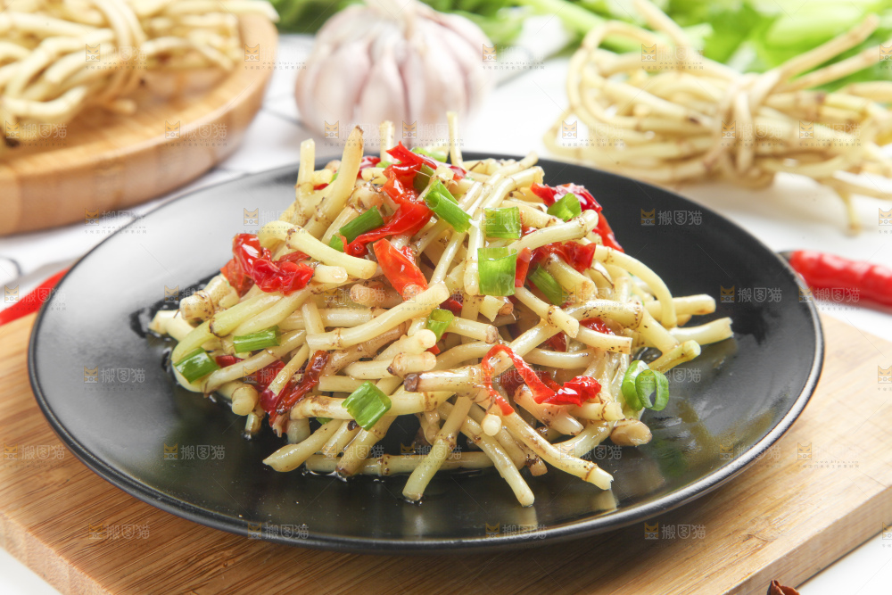 盘子里装着炒鱼腥草