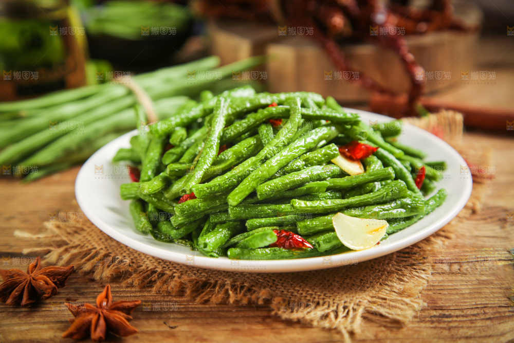 盘子里的豇豆炒辣椒
