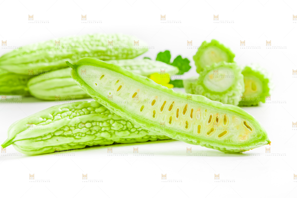 白底上摆放着新鲜苦瓜