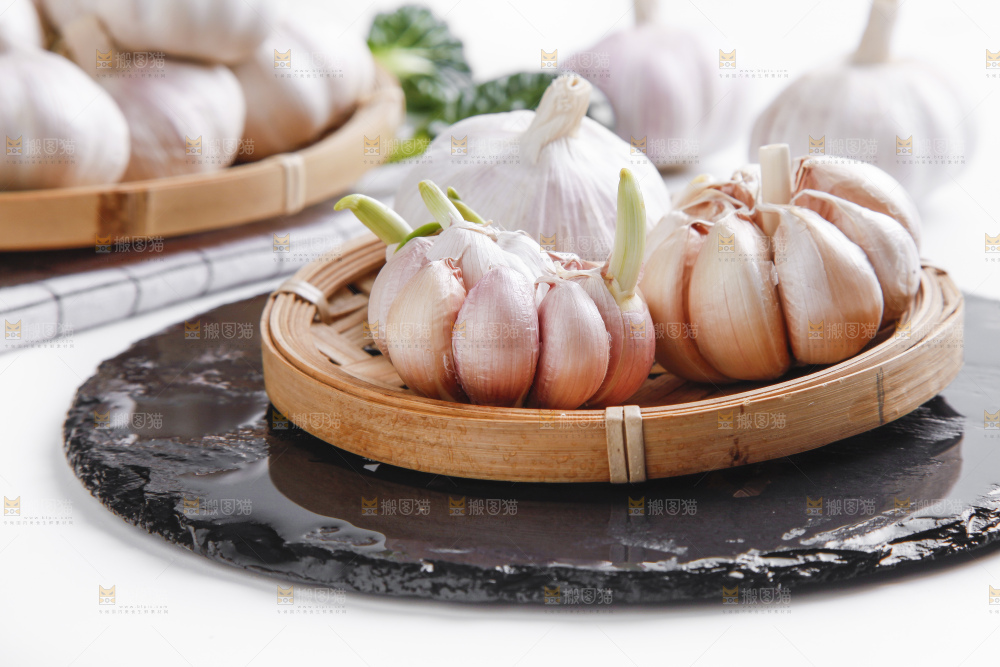 黑石板上放着一盘大蒜