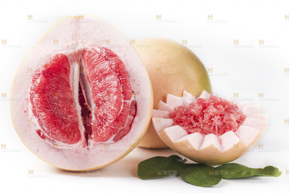 白底上放着红柚果肉