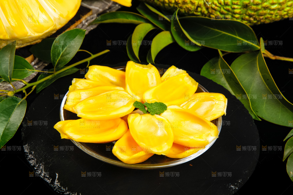 黑石板上放着泰国菠萝蜜