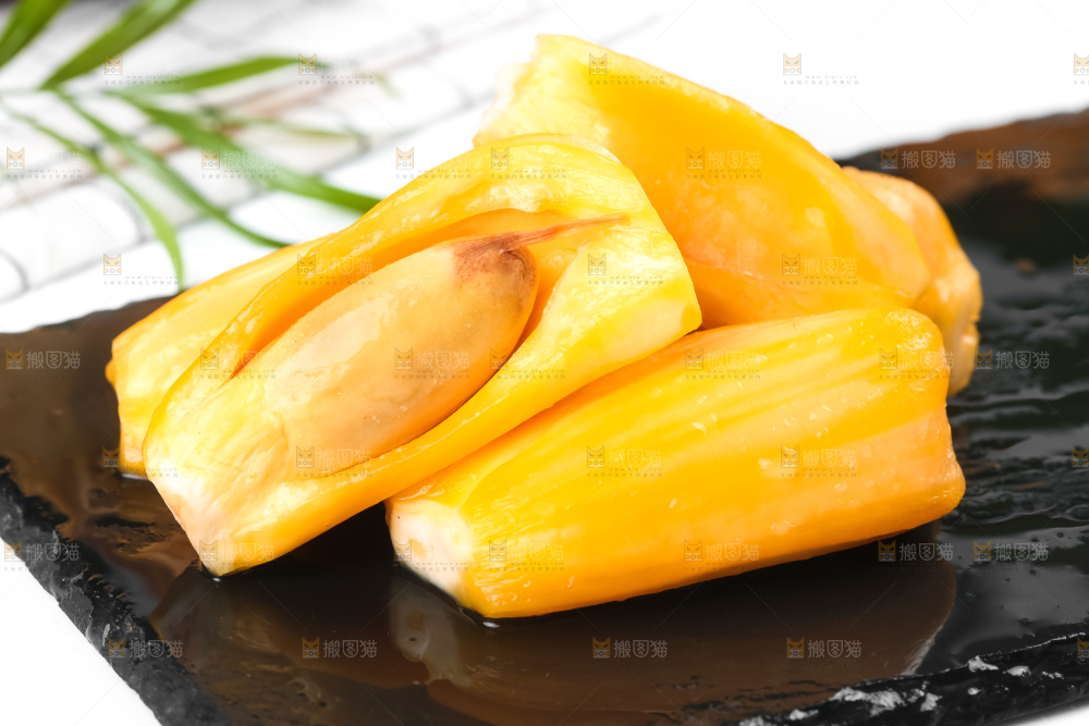 黑石板上的越南红心菠萝蜜