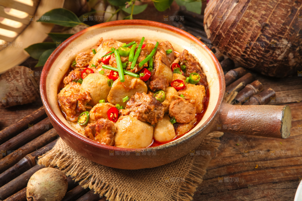 碗里装着猪肉炖芋头