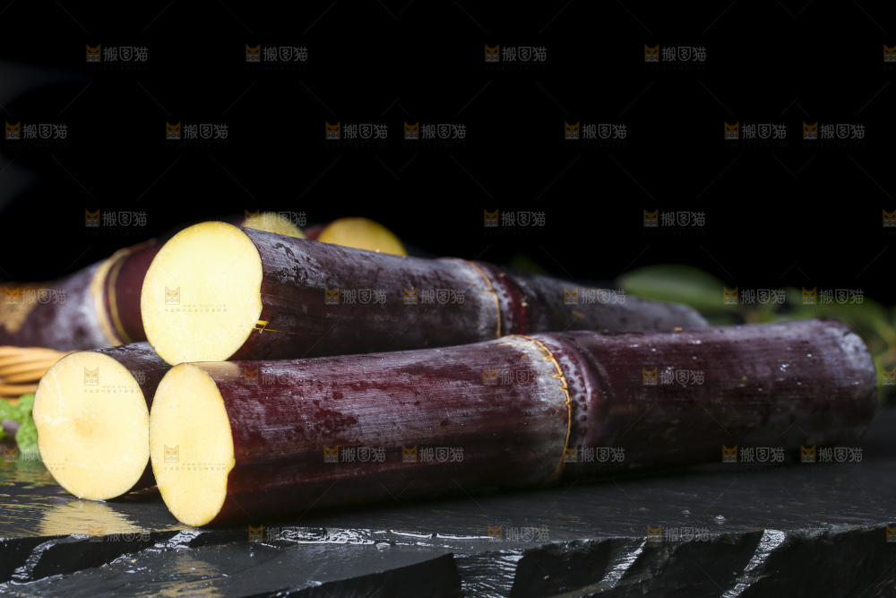 石板上放着广西黑皮甘蔗