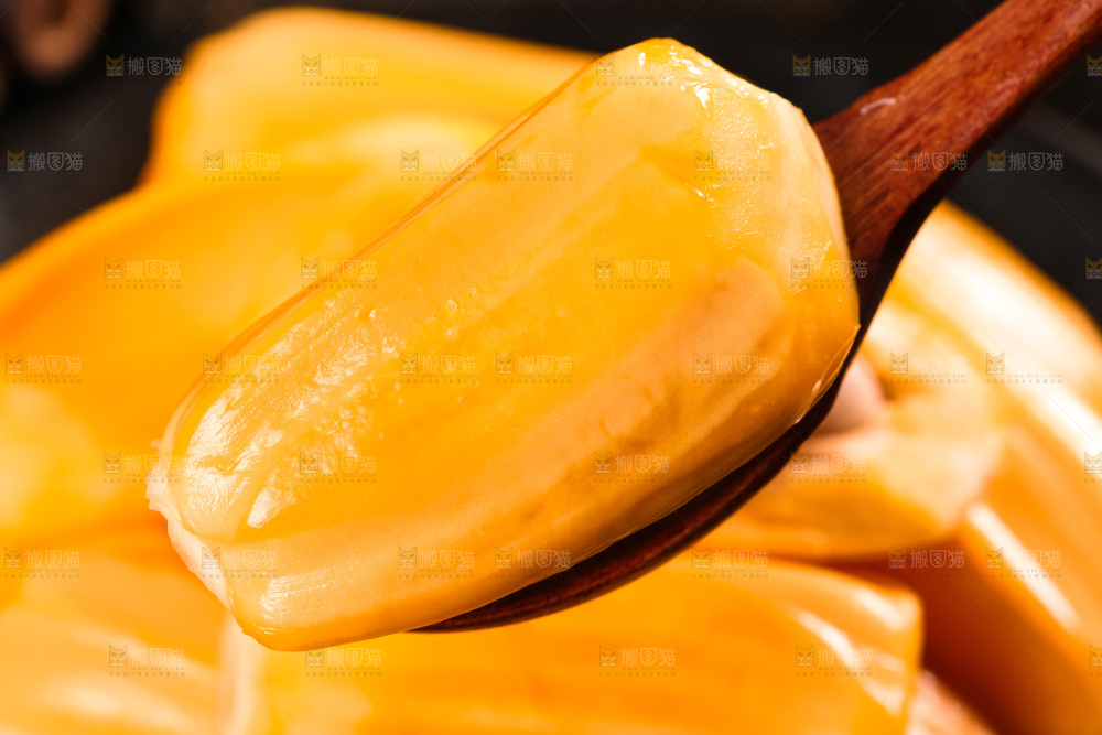 勺子上的菠萝蜜果肉