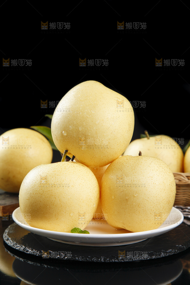盘子里装着翠冠梨