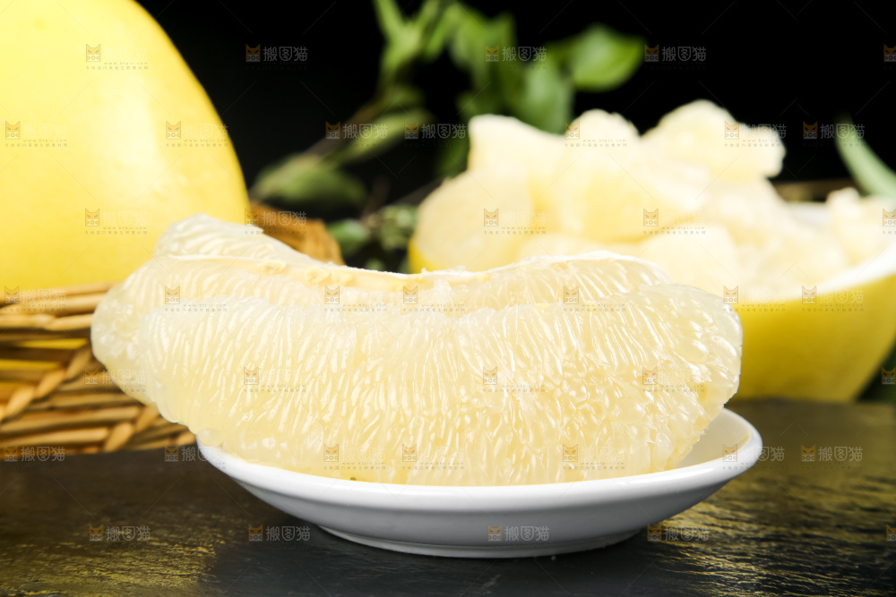 黑石板上的白心柚子