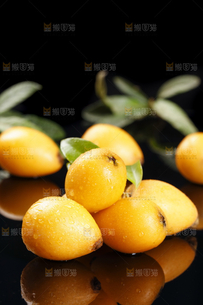 黑底上的米易枇杷