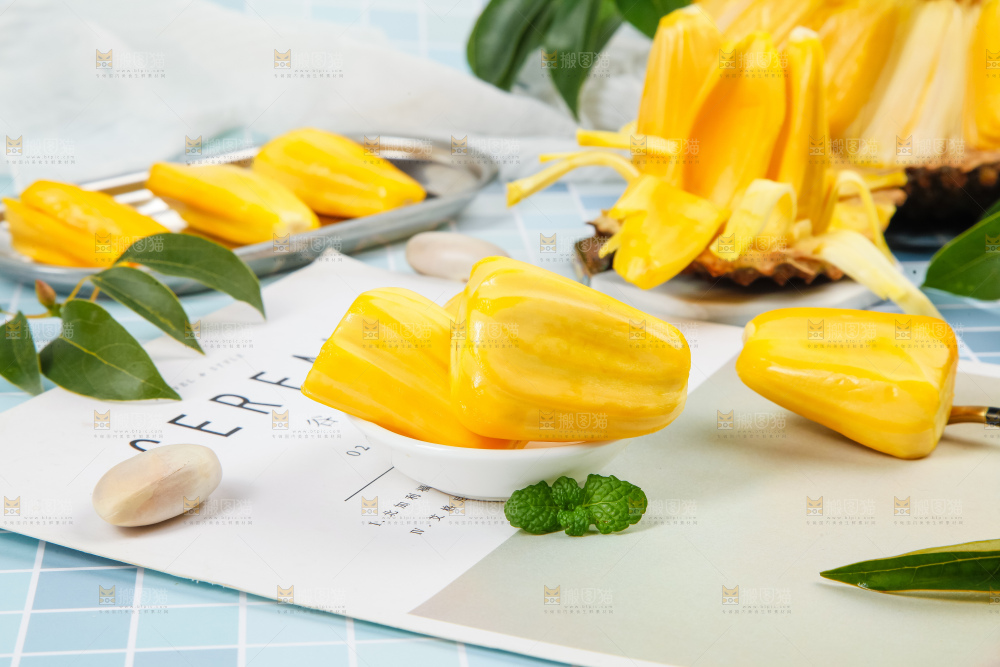 盘子里装着黄心菠萝蜜