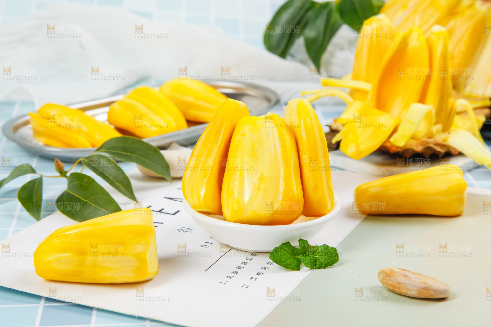 盘子里装着黄心菠萝蜜