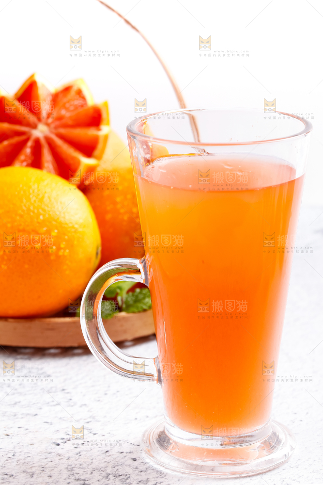 杯子里装着橙子汁