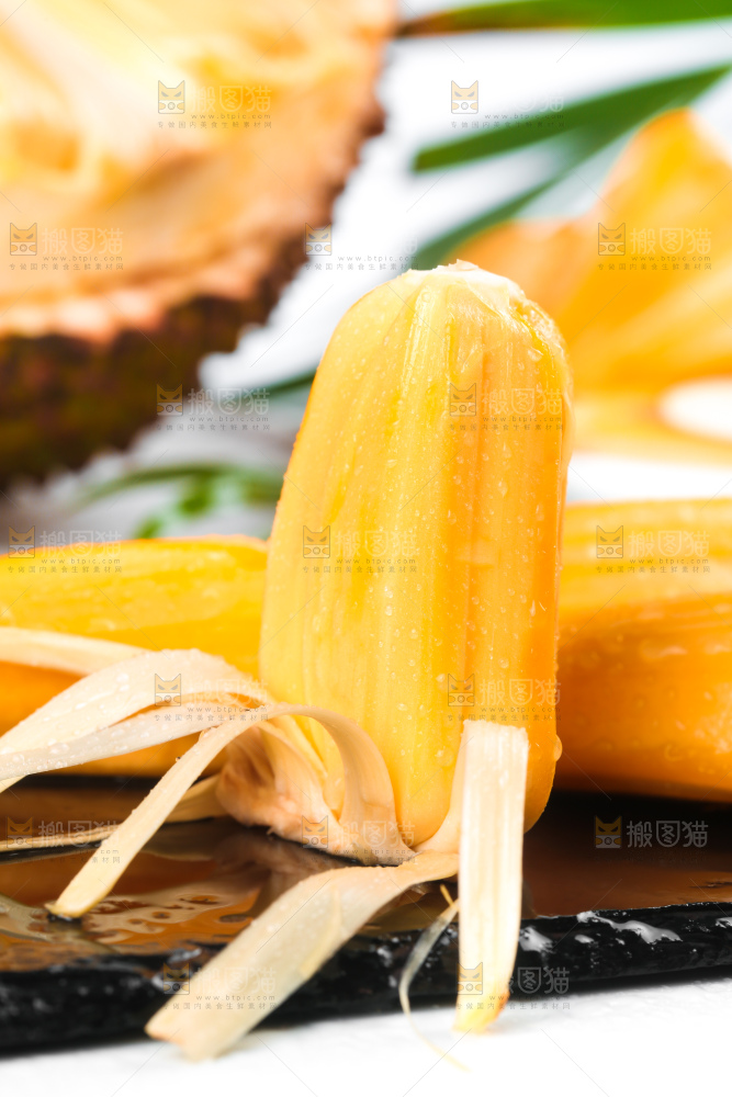 黑石板上的越南红心菠萝蜜