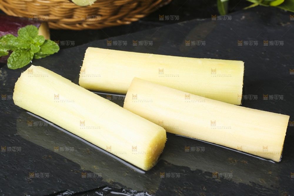 黑石板上的甜甘蔗