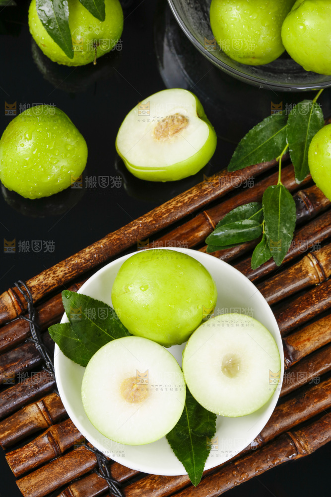 竹底上摆放着台湾牛奶大青枣