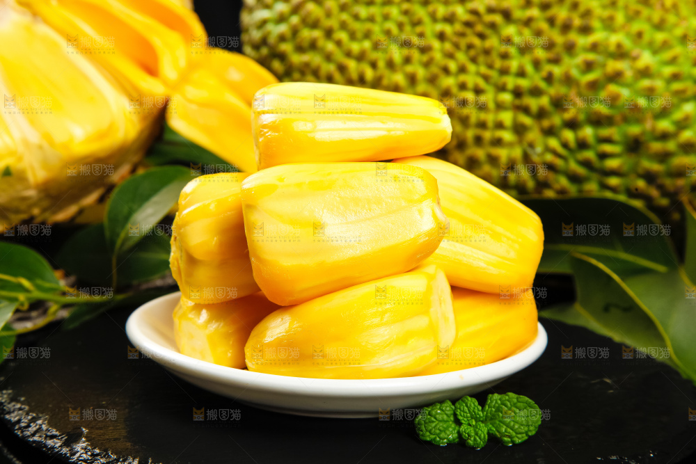 黑石板上放着泰国菠萝蜜