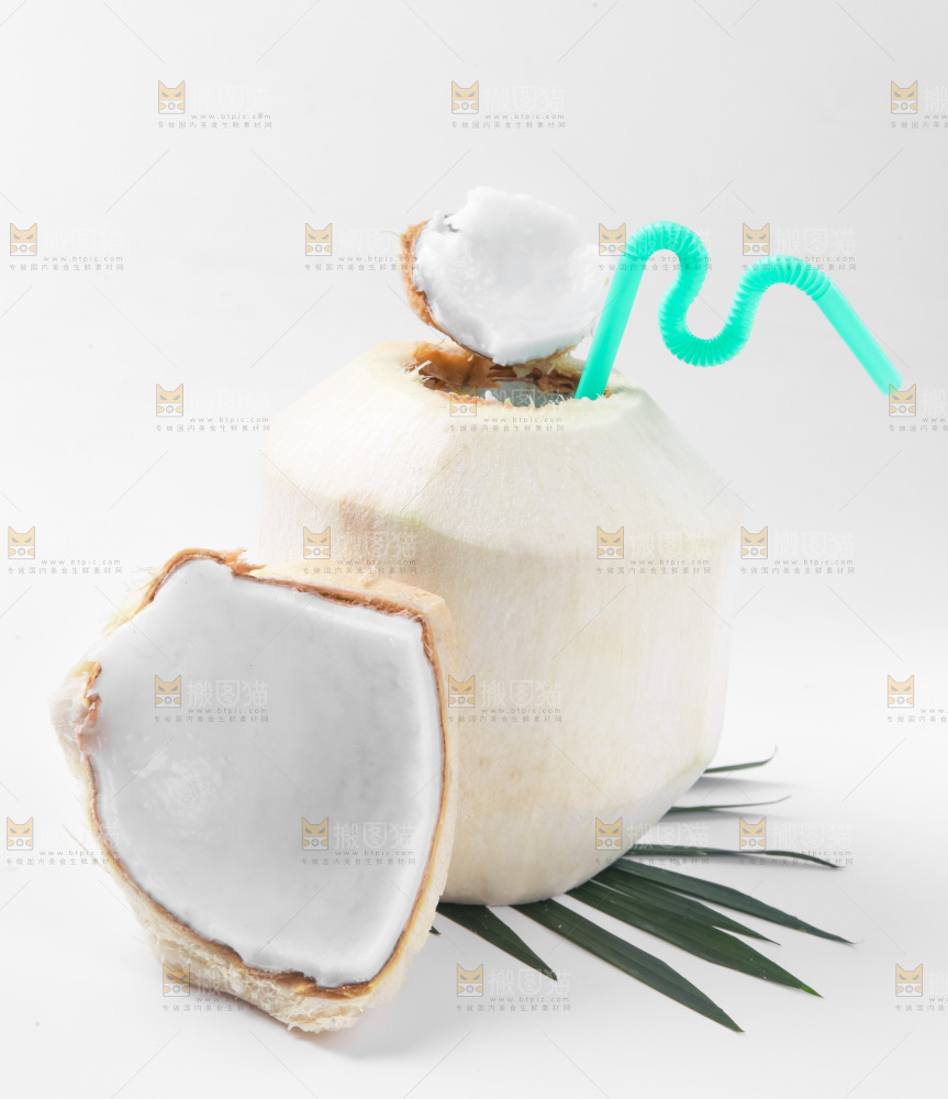 浅底上摆放着泰国椰青