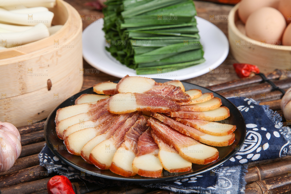 盘子里装着腊肉